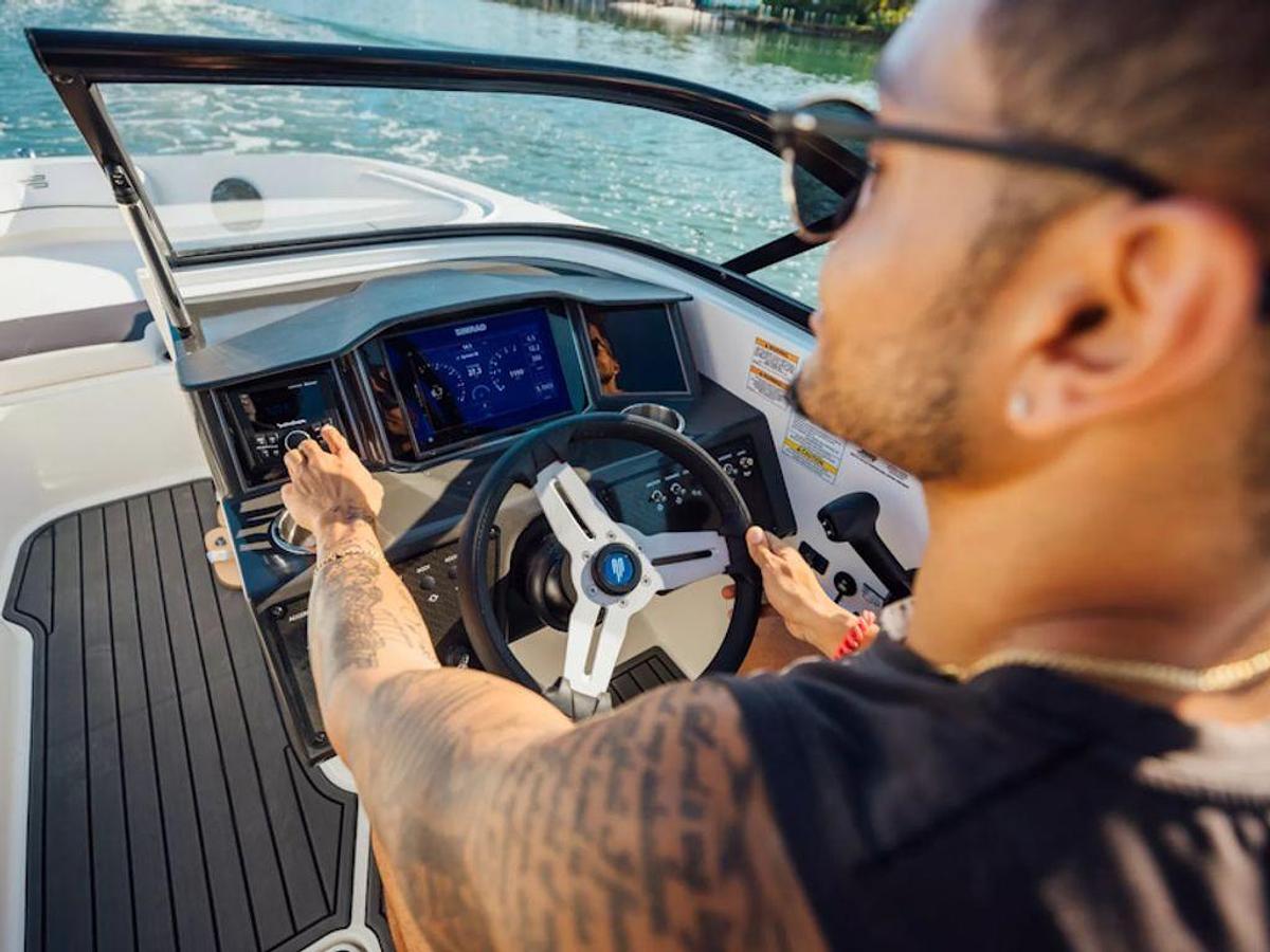 2025 Bayliner VR6 Bowrider - Outboard Base