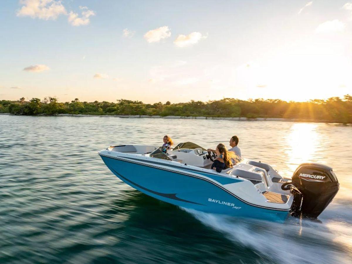 2025 Bayliner M17 Base