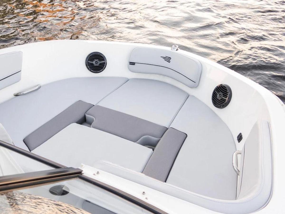 2026 Bayliner VR5 Outboard Base