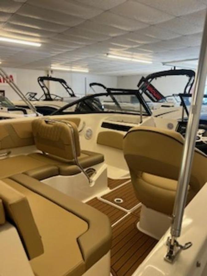 2024 Bayliner VR5 Bowrider