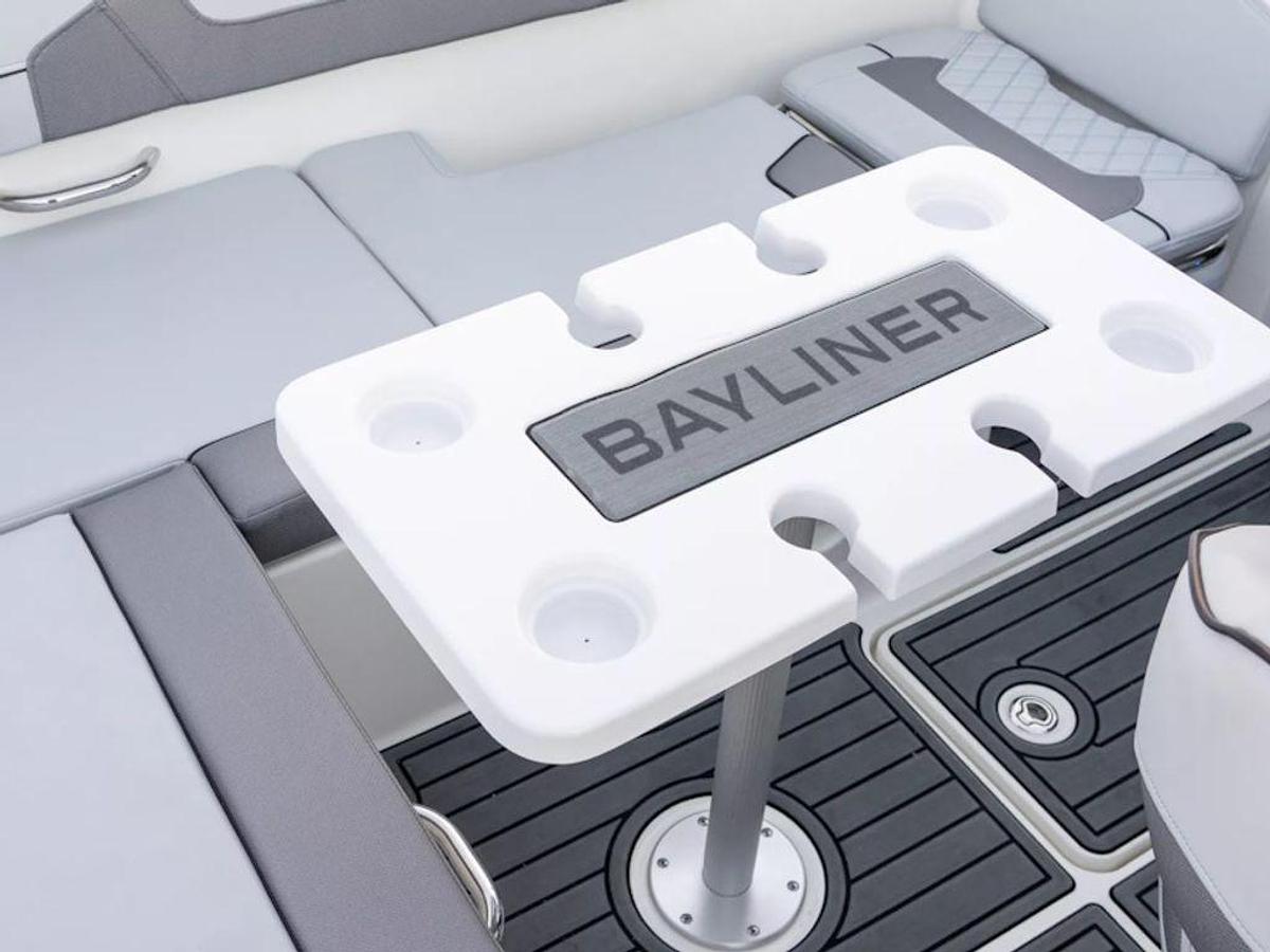 2025 Bayliner VR5 Bowrider - Outboard Base