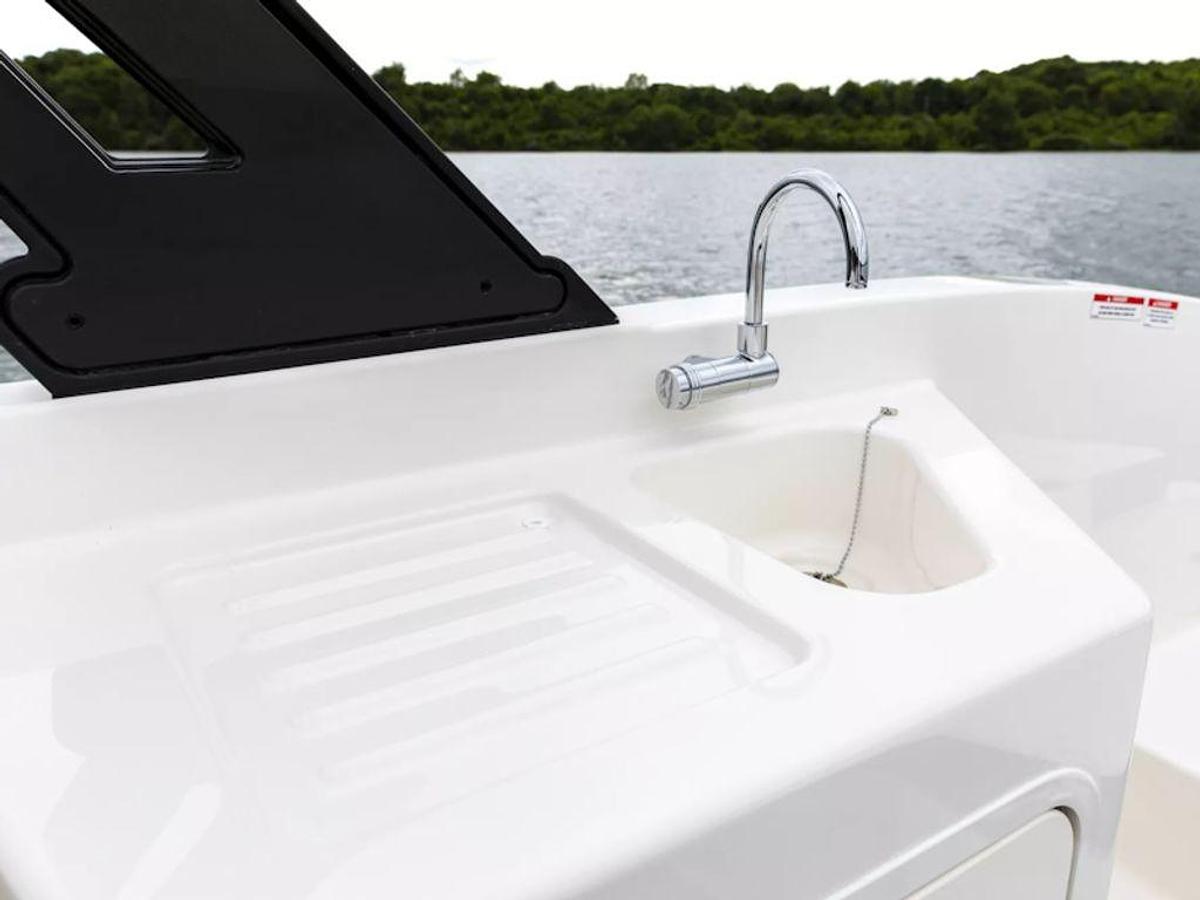 2025 Bayliner DX2200 Base