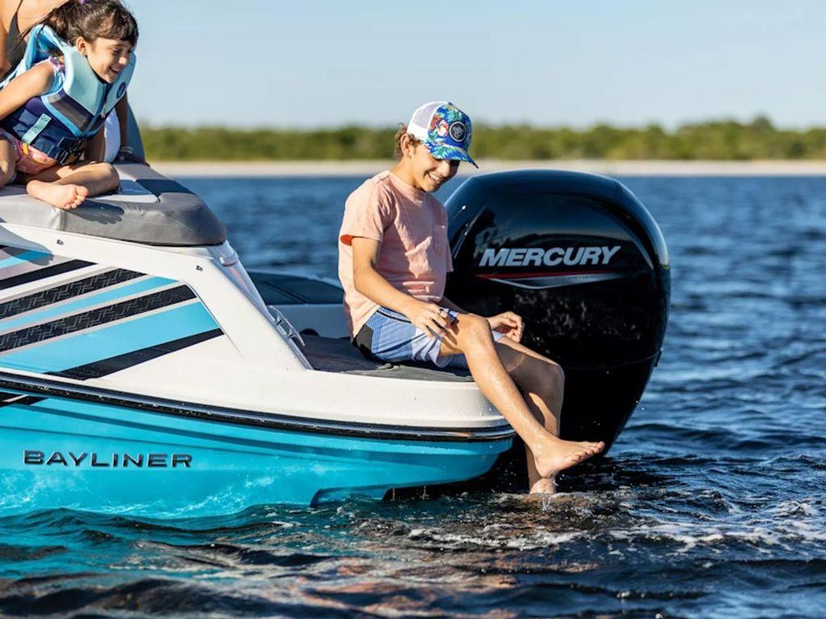 2025 Bayliner VR5 Bowrider - Outboard Base