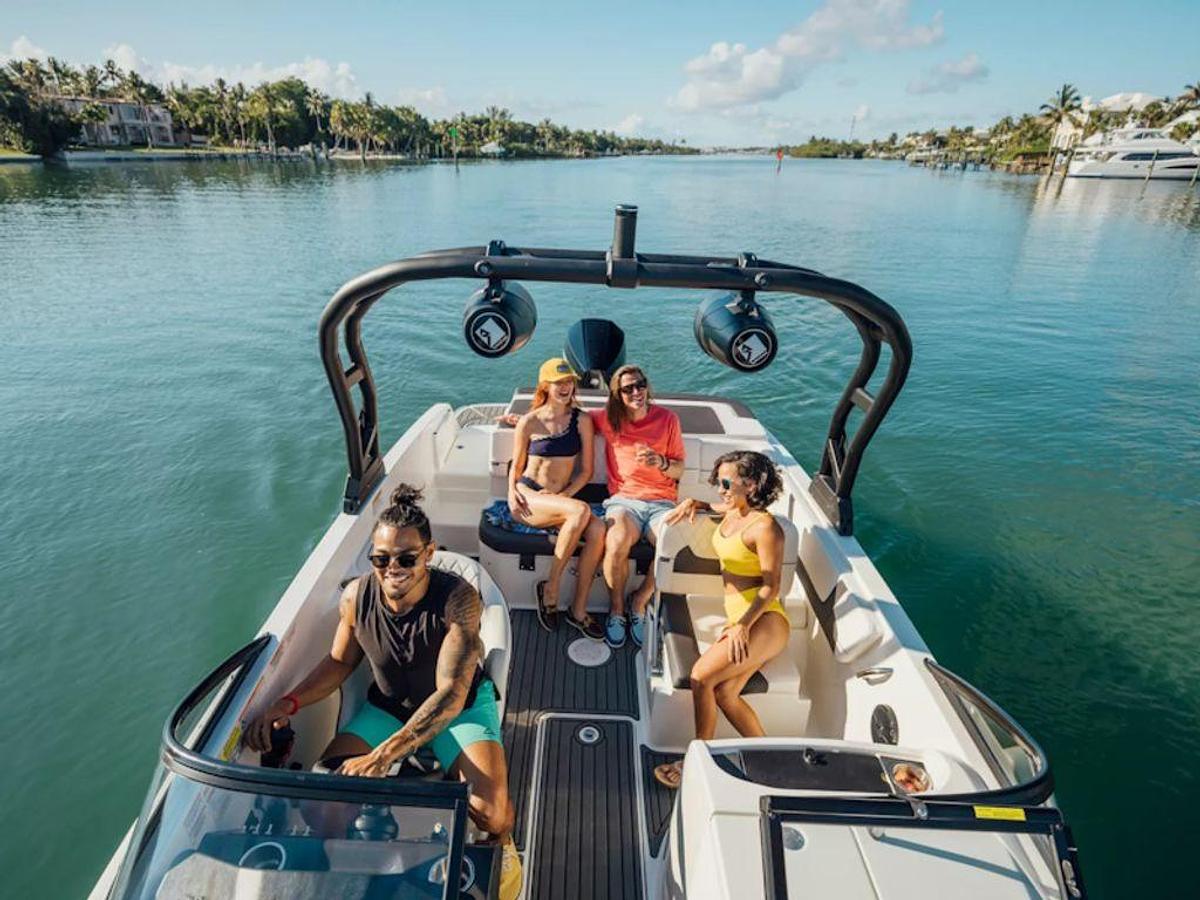 2025 Bayliner VR6 Bowrider - Outboard Base