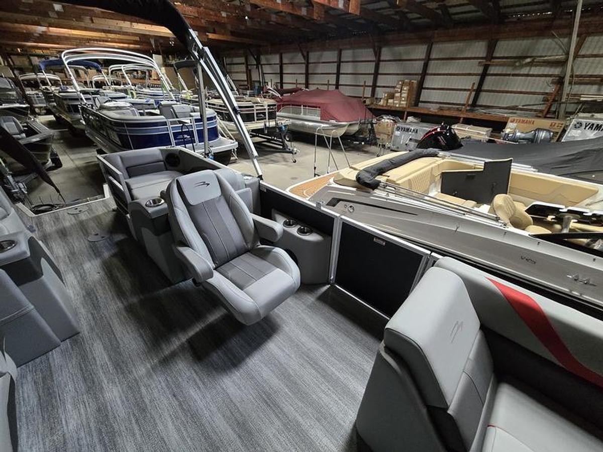 2026 Bennington SX Stern Lounge 22 SXCW