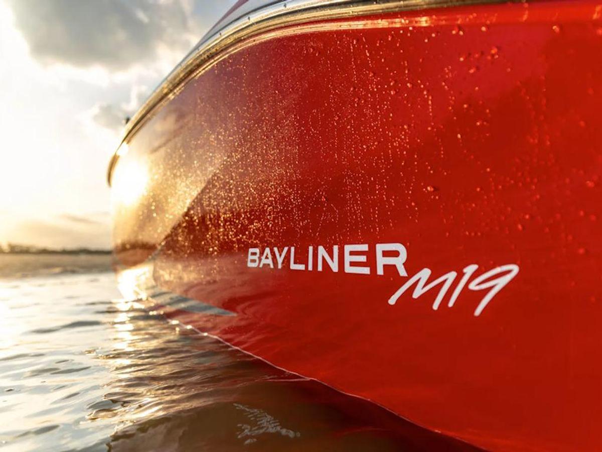 2025 Bayliner M19 Base