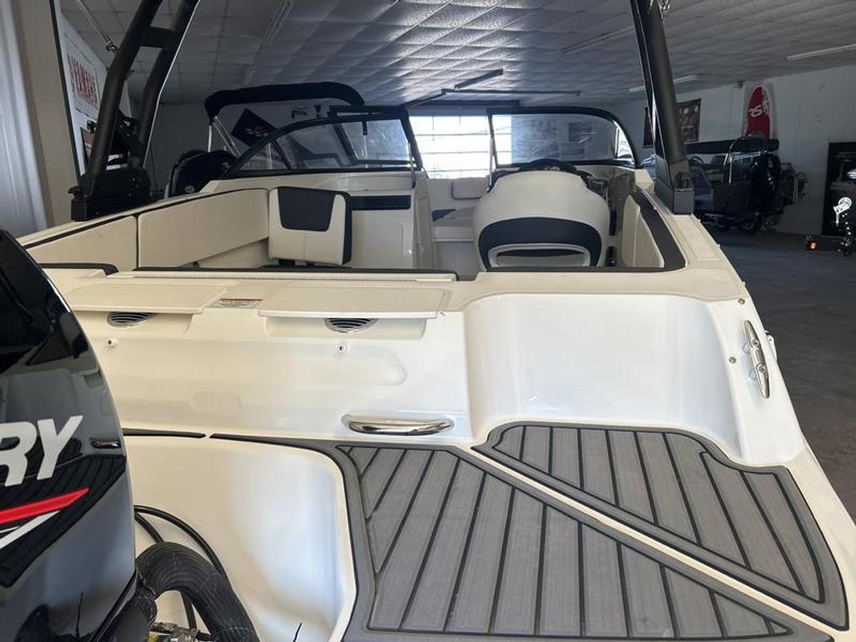2023 Bayliner VR4 Bowrider