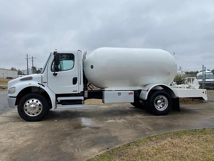 Used 2004 FREIGHTLINER BUSINESS CLASS M2 106