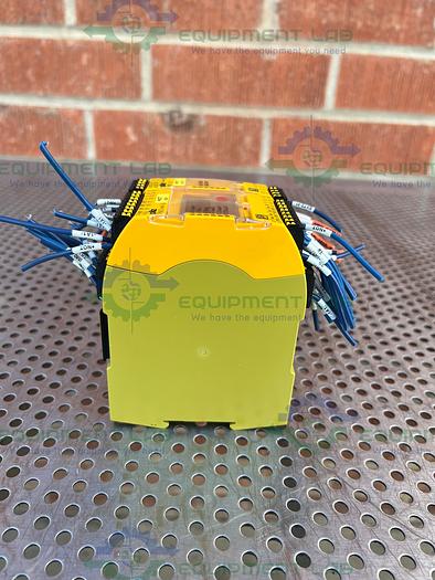 Used Pilz 772001 Safety Relay / Controller PNOZ mm0.1p w/ Pilz 751132 PNOZ s22