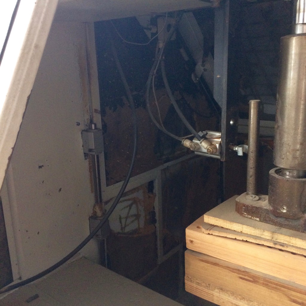 Used 1997 Giostra contornatrice per sedili, taglieri e prodotti similari con albero potenziato