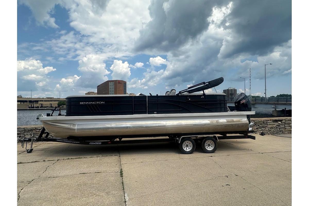 Used 2021 Bennington 25 LCW