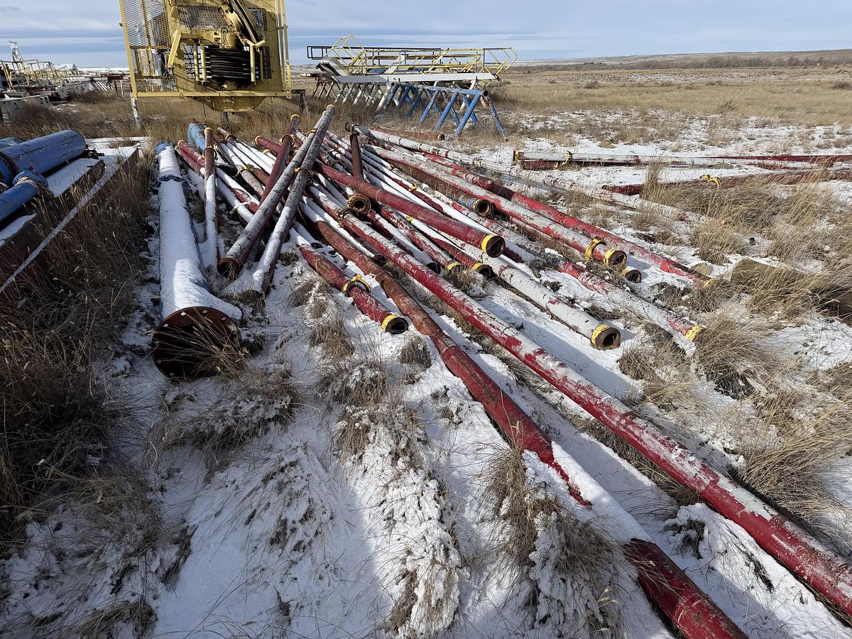Used Wind Walls, Walkways, Flow Line Pipe, Hoses, Stairs V Door, Skids Rig #235