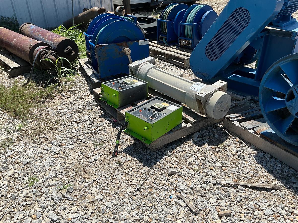 Used Derrick Industrial Electric Vibrator