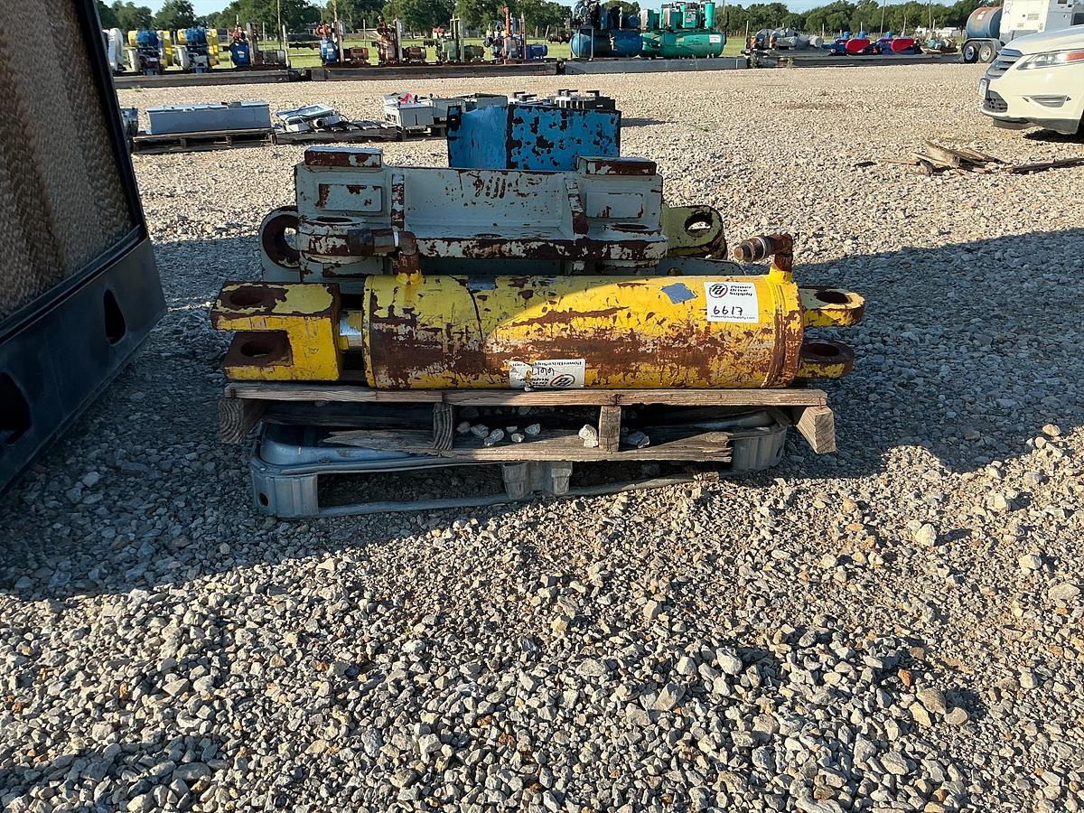 Used Hydraulics Cylinders x2 with Mounts