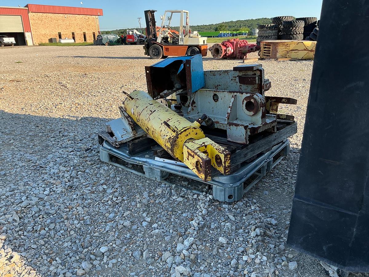 Used Hydraulics Cylinders x2 with Mounts