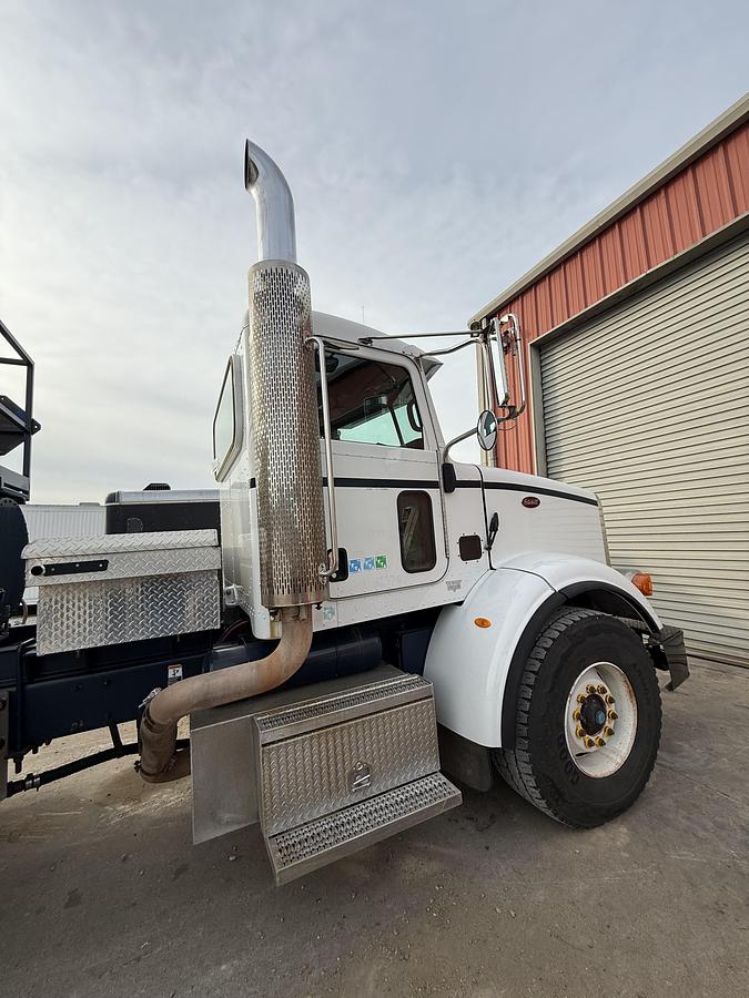 Used 2010 365 Peterbilt Acid Truck