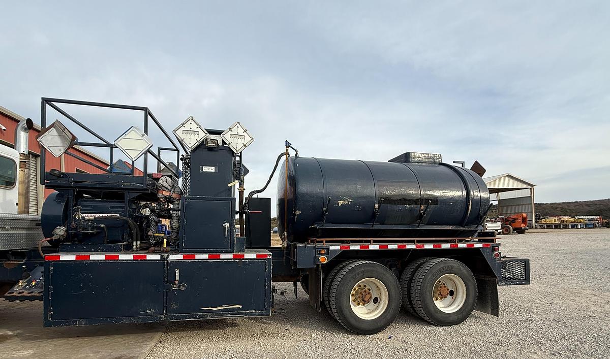 Used 2010 365 Peterbilt Acid Truck