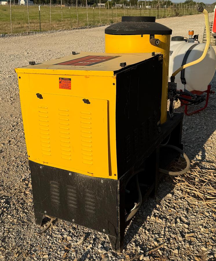 Used Landa VHG4-30024H 3PH/Natural Gas 4GPM @ 3000PSI Hot Water Pressure Washer