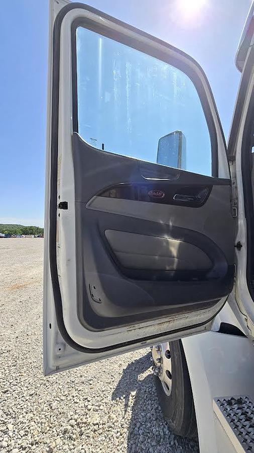 Used 2016 Peterbilt 579 Heavy Duty Truck with Conventional Sleeper Truck and Grill Guard