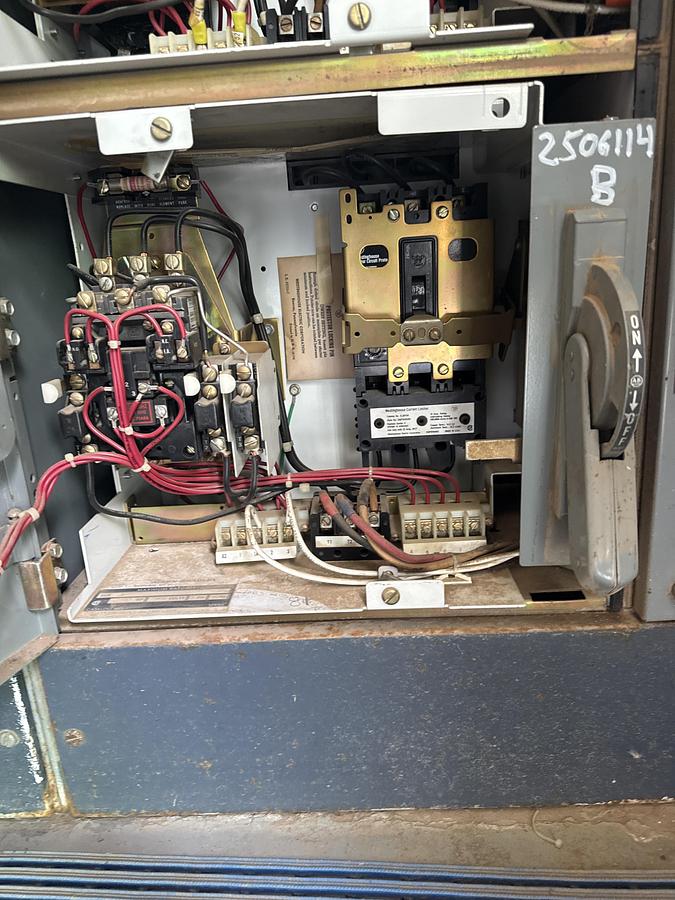 Used ALLEN BRADLEY 600 volts 60 HZ buckets