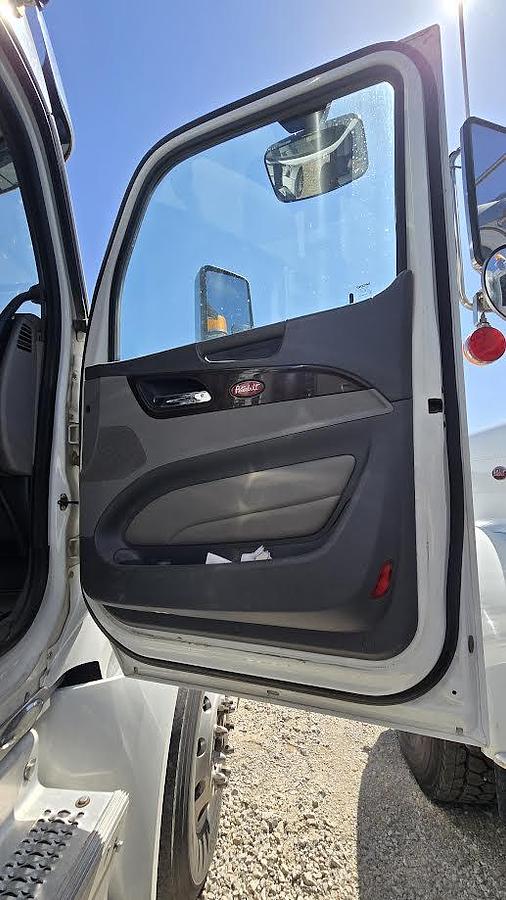 Used 2016 Peterbilt 579 Heavy Duty Truck with Conventional Sleeper Truck and Grill Guard