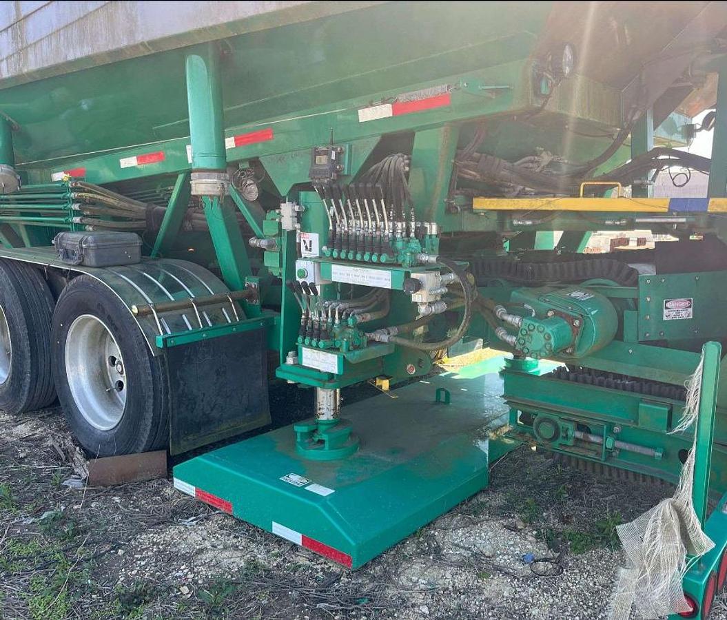 Used 2013 CHARLTON & HILL ESH-1701 T/A SAND HOGG TRAILER