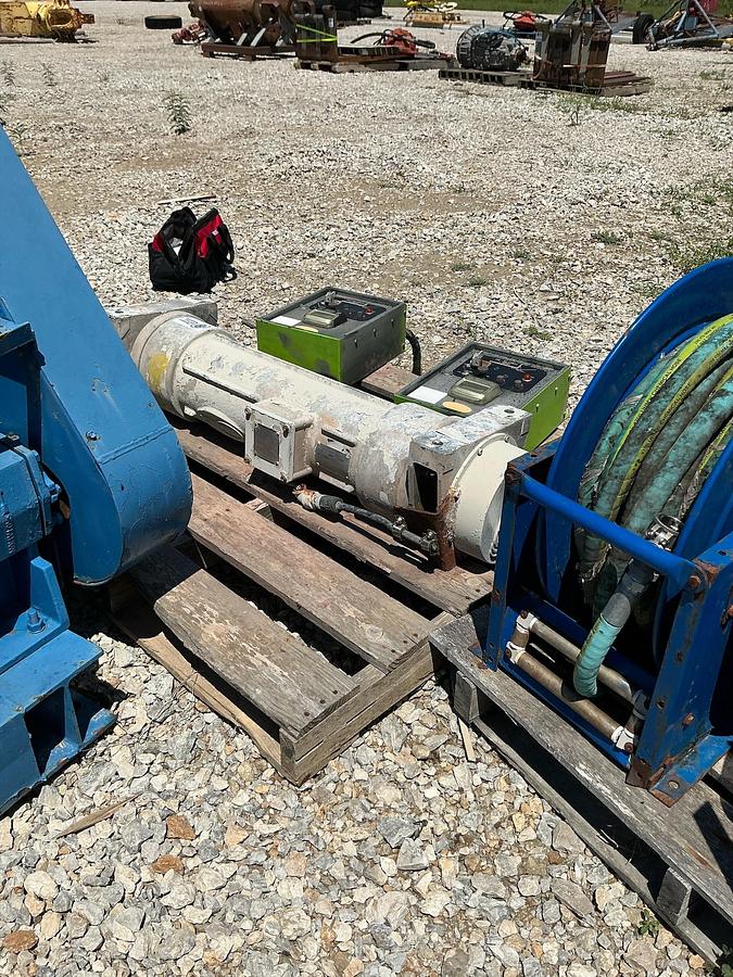 Used Derrick Industrial Electric Vibrator