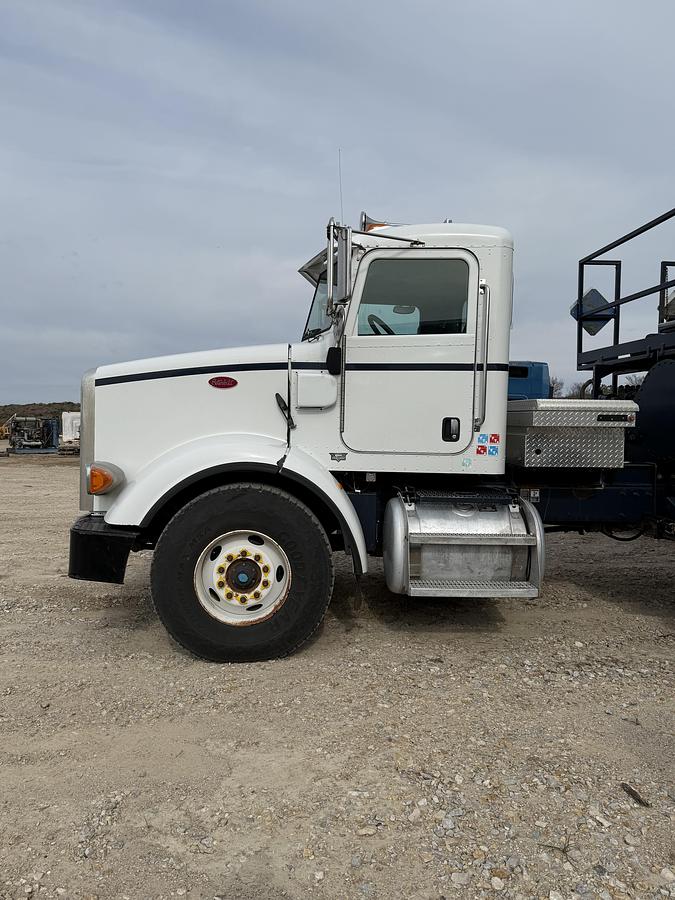 Used 2010 365 Peterbilt Acid Truck