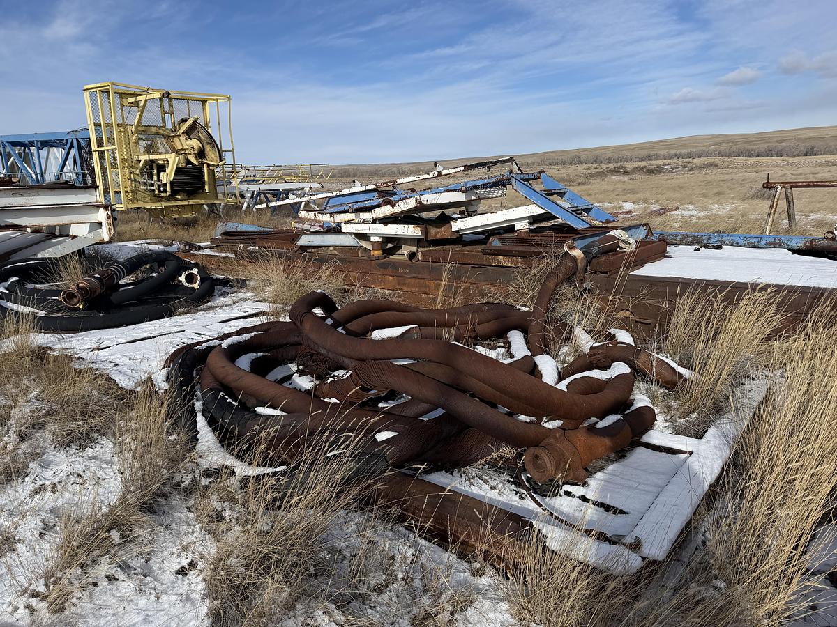 Used Wind Walls, Walkways, Flow Line Pipe, Hoses, Stairs V Door, Skids Rig #235
