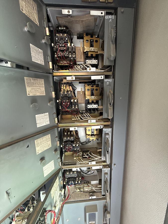 Used ALLEN BRADLEY 600 volts 60 HZ buckets