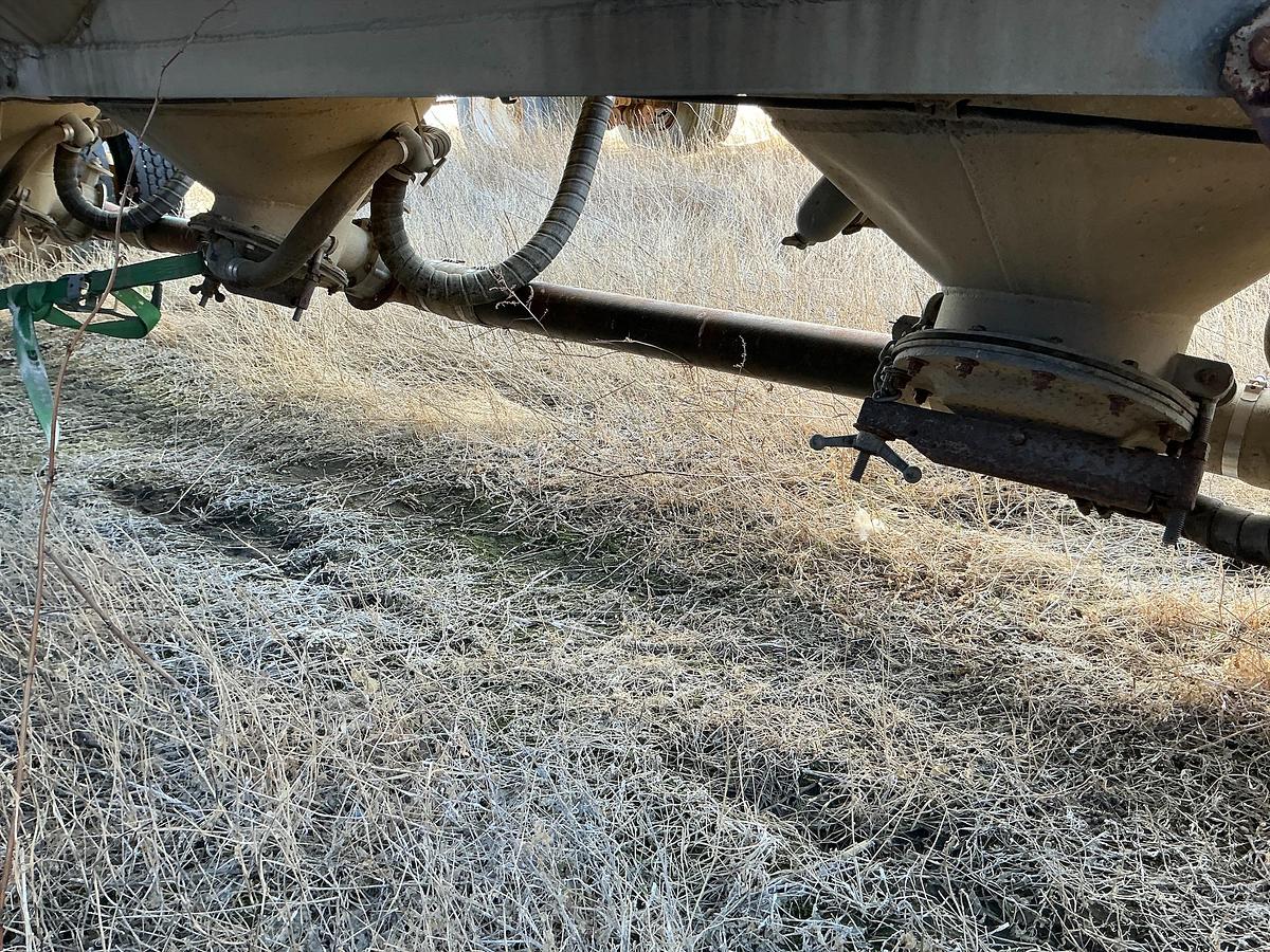 Used 1971 Fruehauf Pneumatic Dry Bulk Tank Trailer