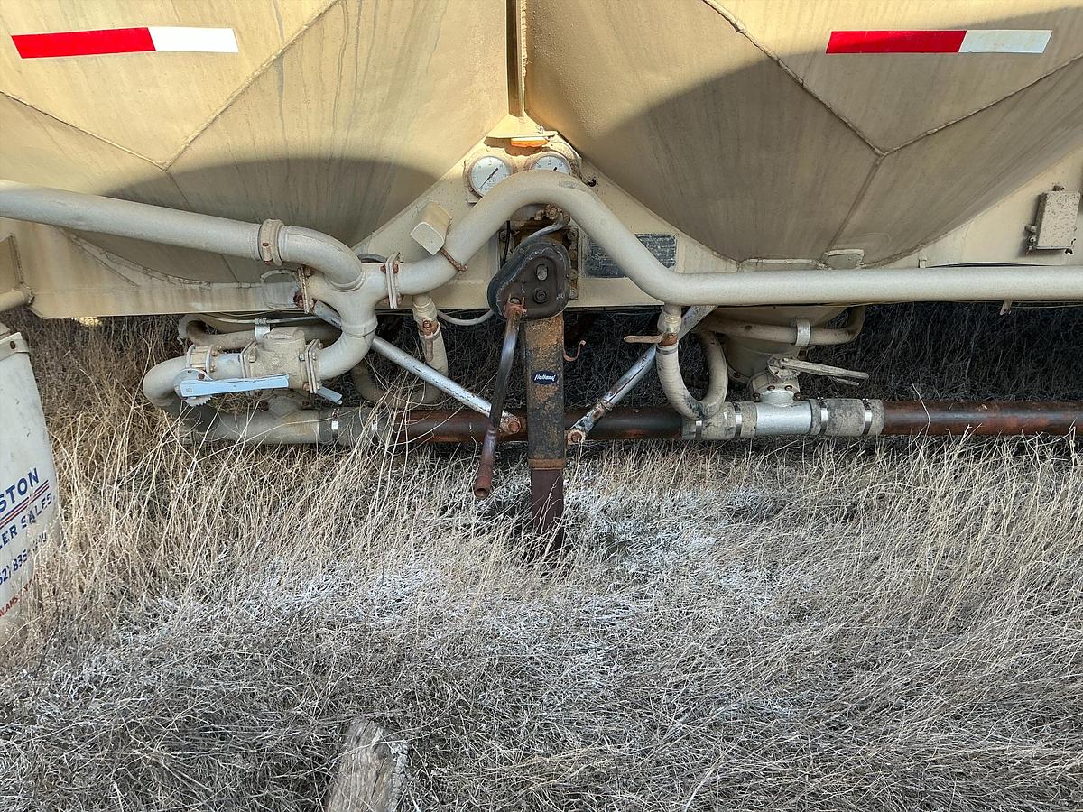 Used 1971 Fruehauf Pneumatic Dry Bulk Tank Trailer