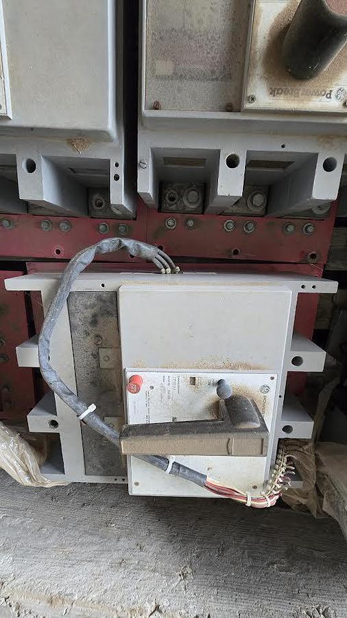 Used GE 1600A Power Break Circuit Breaker 120VAC, Pallet