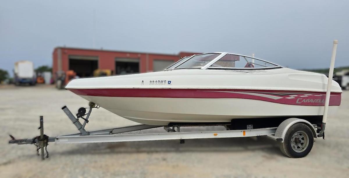 Used 2004 Caravelle Boat w/Trailer, 17' Fiberglass Hull