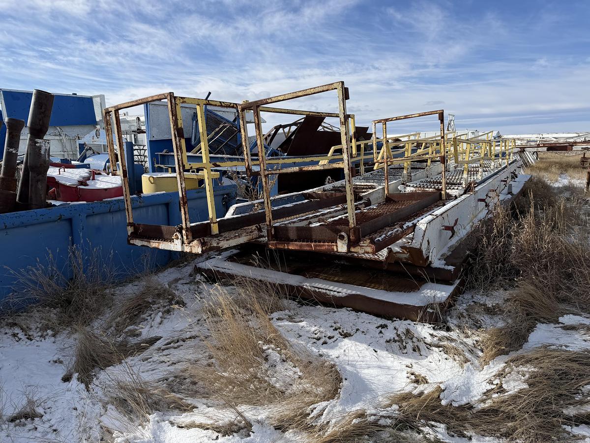 Used Wind Walls, Walkways, Flow Line Pipe, Hoses, Stairs V Door, Skids Rig #235