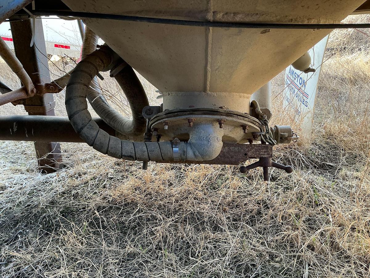 Used 1971 Fruehauf Pneumatic Dry Bulk Tank Trailer