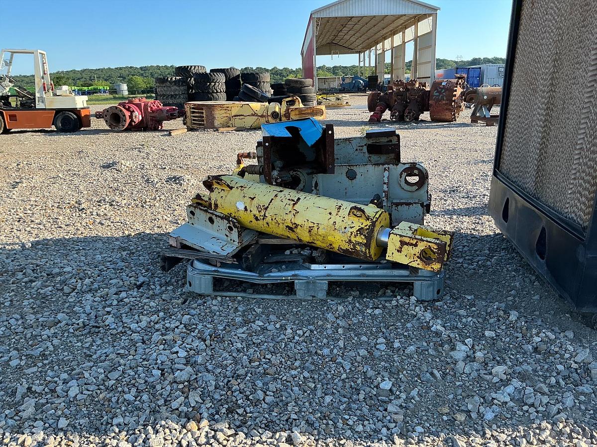 Used Hydraulics Cylinders x2 with Mounts