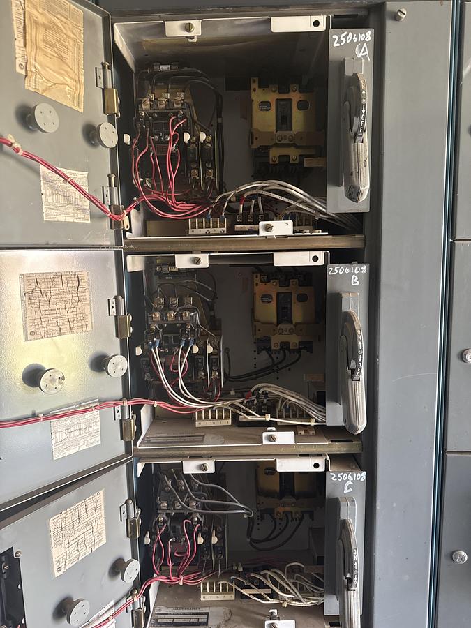 Used ALLEN BRADLEY 600 volts 60 HZ buckets