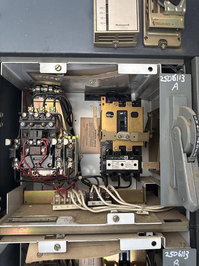 Used ALLEN BRADLEY 600 volts 60 HZ buckets