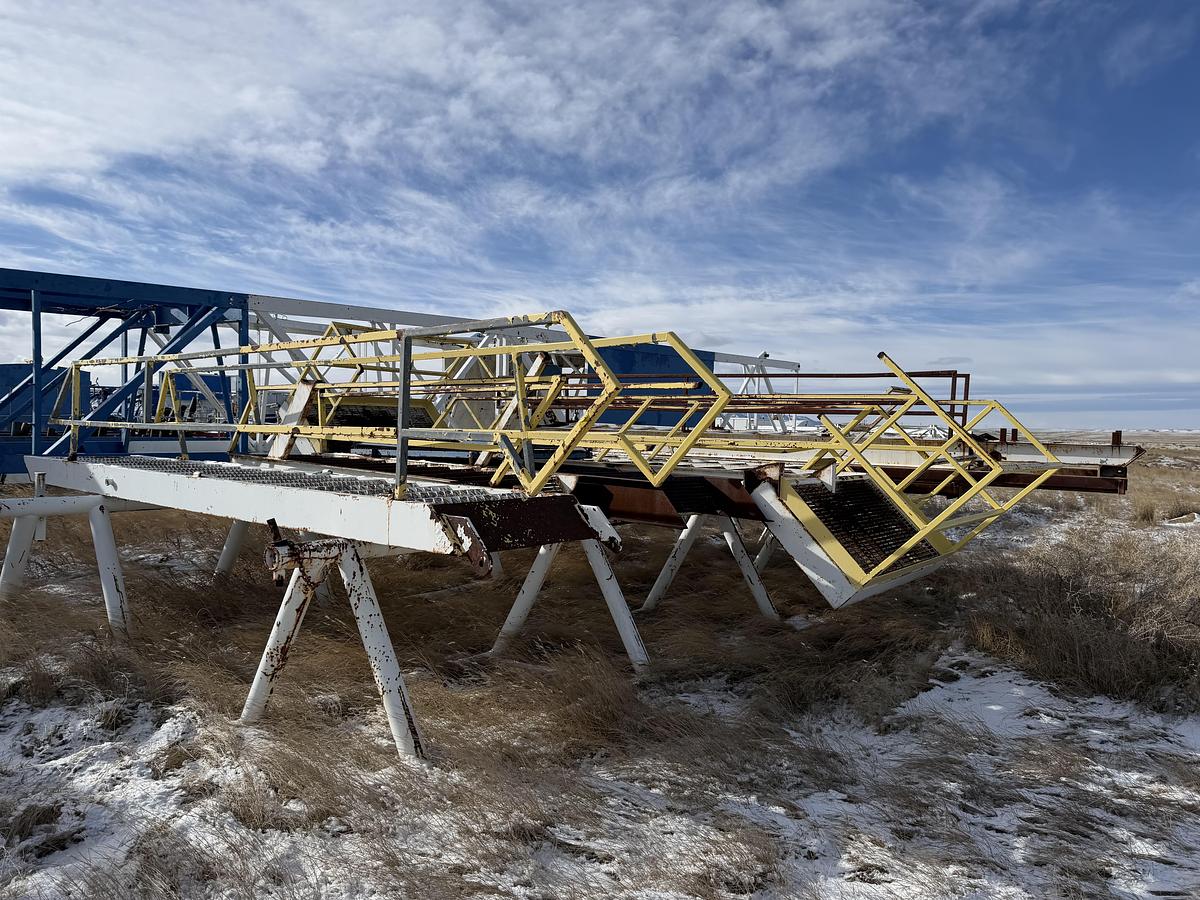 Used Wind Walls, Walkways, Flow Line Pipe, Hoses, Stairs V Door, Skids Rig #235