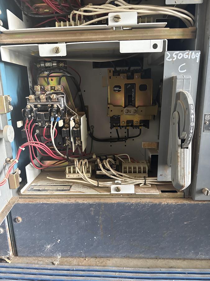 Used ALLEN BRADLEY 600 volts 60 HZ buckets
