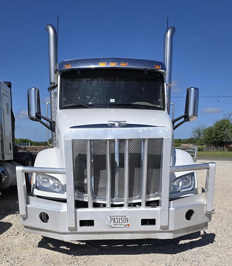 Used 2016 Peterbilt 579 Heavy Duty Truck with Conventional Sleeper Truck and Grill Guard