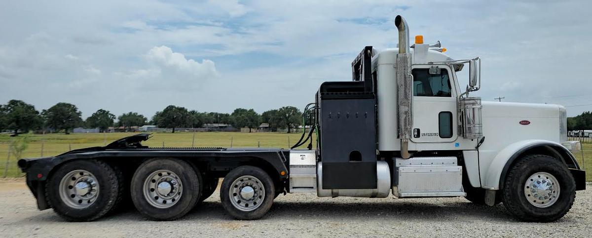 Used 2015 Peterbilt 389 Winch Truck