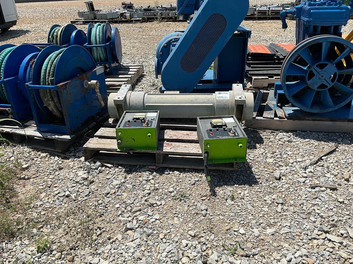 Used Derrick Industrial Electric Vibrator