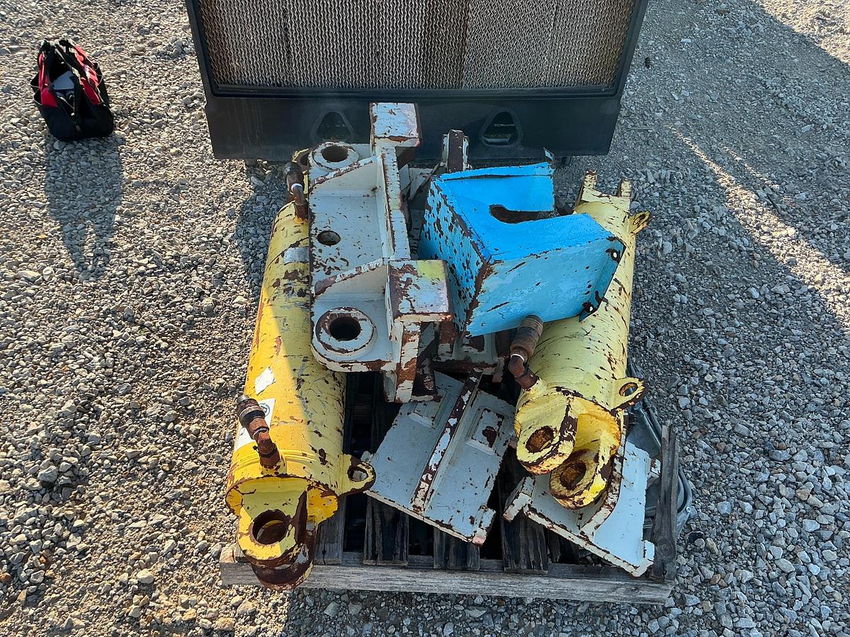 Used Hydraulics Cylinders x2 with Mounts