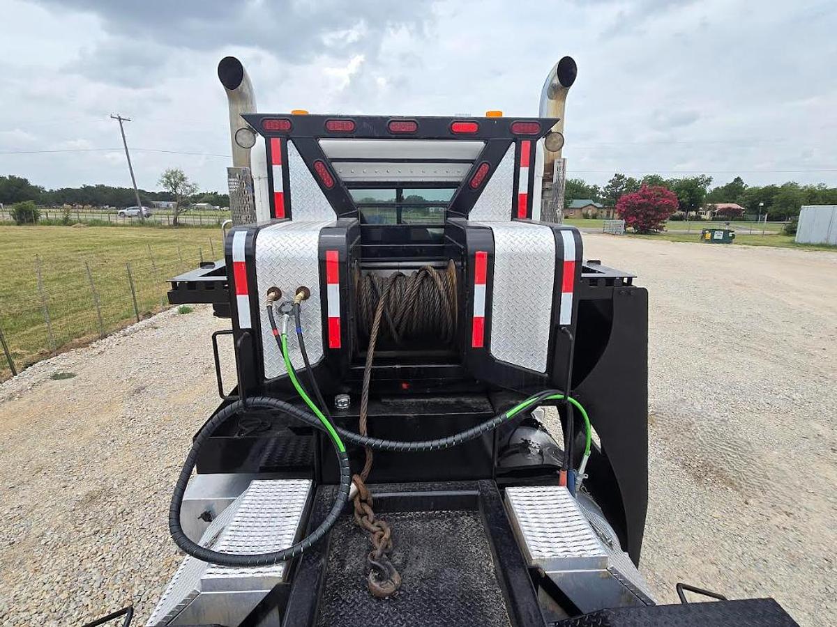 Used 2015 Peterbilt 389 Winch Truck