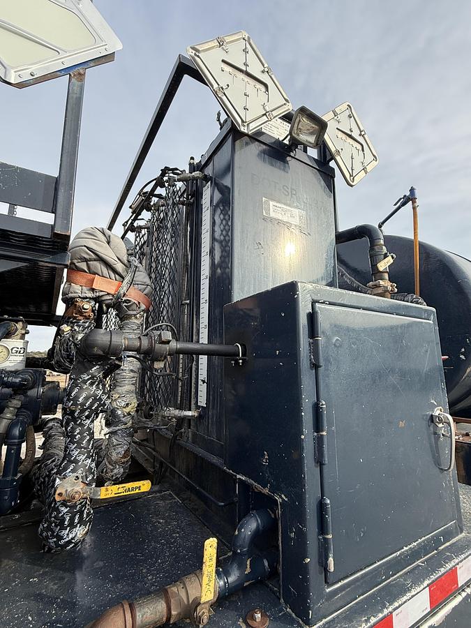 Used 2010 365 Peterbilt Acid Truck