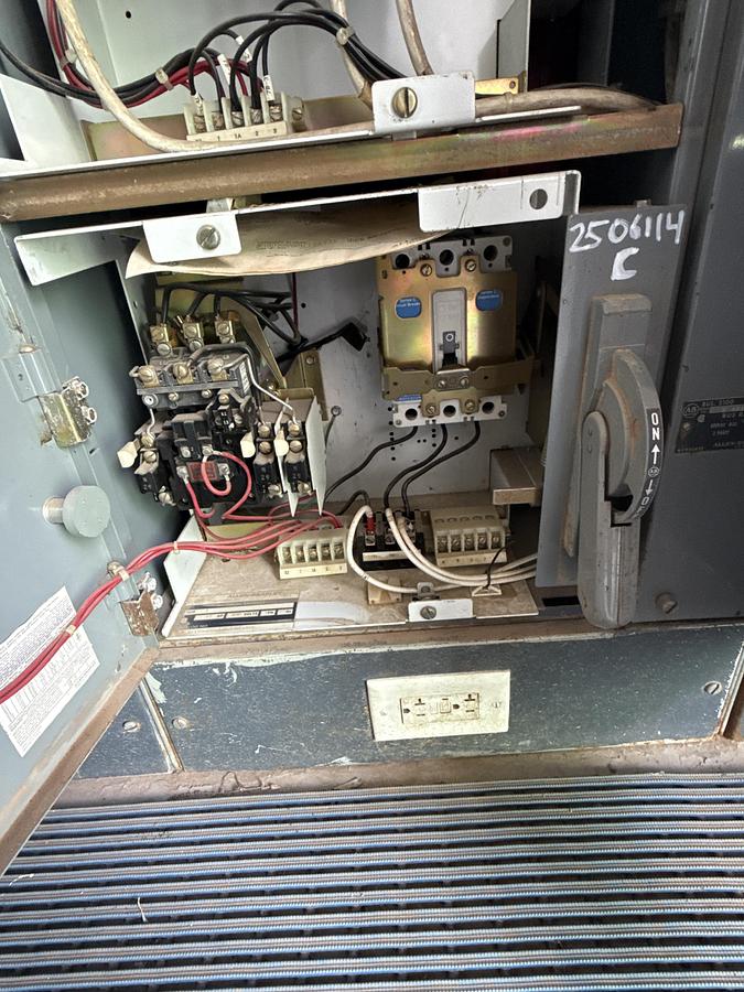Used ALLEN BRADLEY 600 volts 60 HZ buckets
