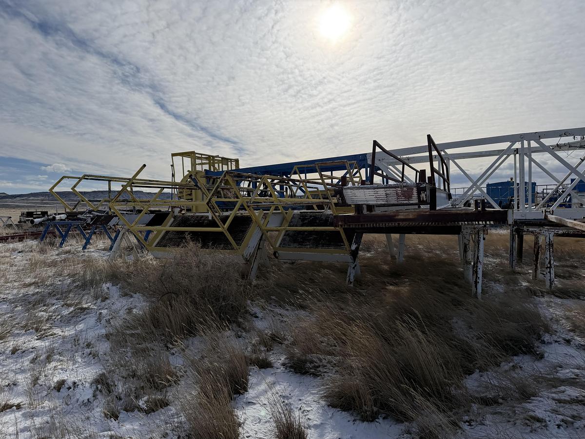 Used Wind Walls, Walkways, Flow Line Pipe, Hoses, Stairs V Door, Skids Rig #235