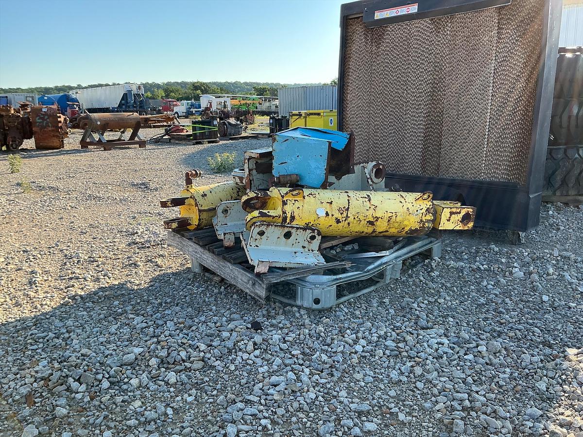 Used Hydraulics Cylinders x2 with Mounts